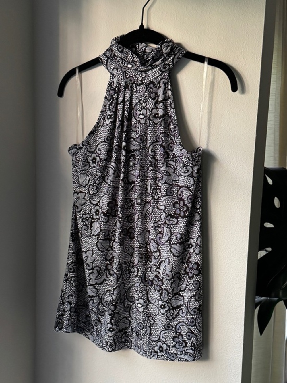 J.T.B. Sleeveless High-Neck Floral Print Top - Black & White